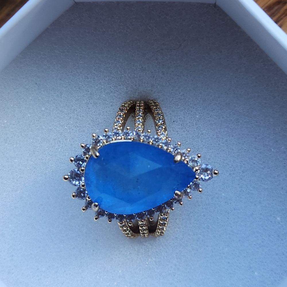 Elegant Blue and Gold Teardrop Ring